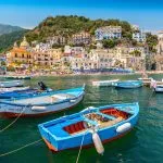 Freizeitboote und traditionelle Gebäude im Hafen von Cetara, Amalfiküste, Italien.