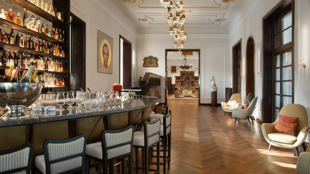 Cocktail bar
