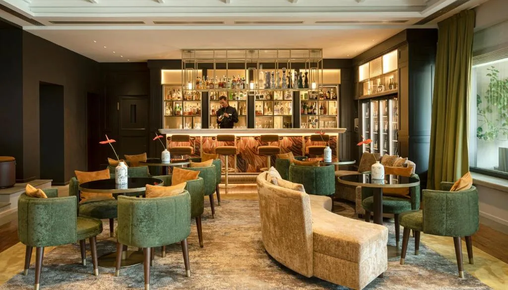 Ecru lounge bar