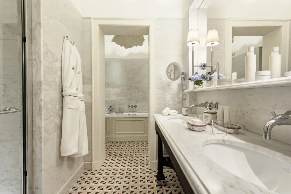 George V suite bathroom