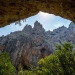 Wunderschöner riesiger Canyon von unten in der Höhle betrachtet. Aufgenommen in der Schlucht von Gola Su Gorropu, Sardinien, Italien - ein wichtiges Naturdenkmal auf Sardinien.