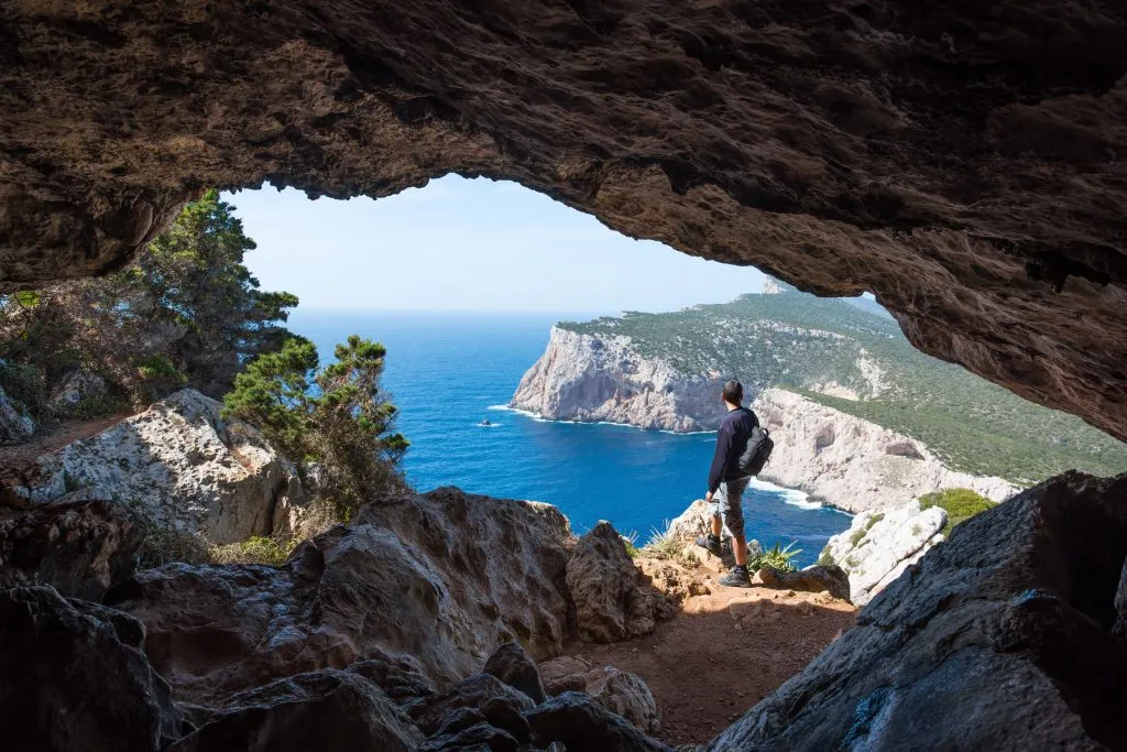Wanderer mit Rucksack in Sardinien
