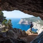 Wanderer mit Rucksack in Sardinien