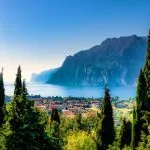 Mooie luchtfoto van Torbole, het Gardameer (Lago di Garda) en de bergen, Italië