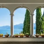 Die schöne Villa Monastero in Varenna an einem sonnigen Sommertag. Comer See, Lombardei, Italien.