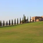 Landschap in Toscane met luxe villa en cipressen