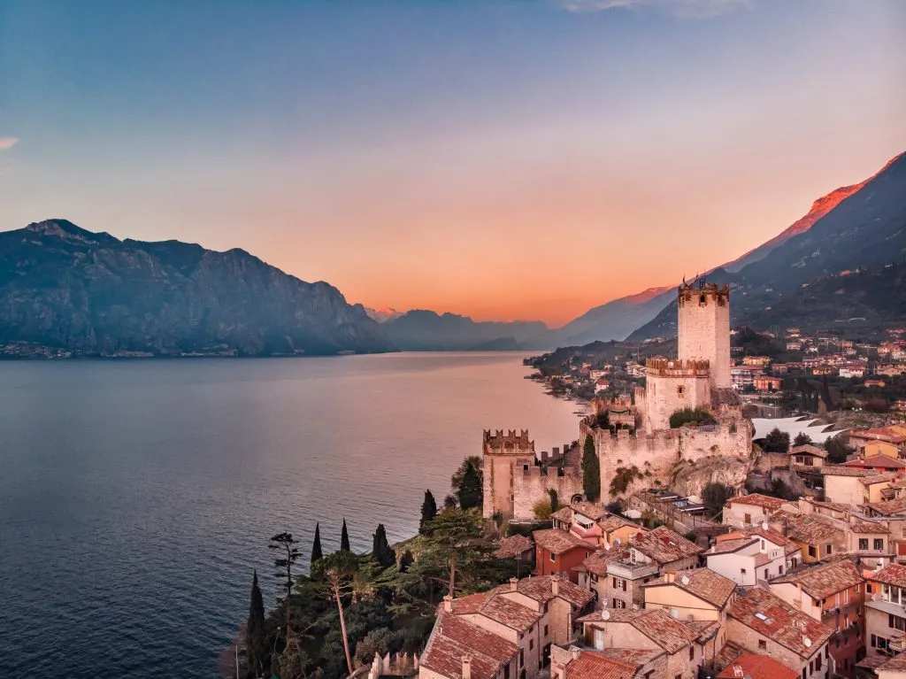 Lago Garda - 's avonds uitzicht op het dorp Malcesine.