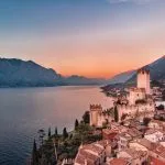 Lago Garda - 's avonds uitzicht op het dorp Malcesine.