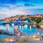 Ansicht des Hafens und des Dorfes Porto Cervo, Insel Sardinien, Italien