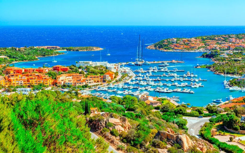 Blick auf Porto Cervo, italienischer Badeort im Norden Sardiniens, Italien. Zentrum der Costa Smeralda, Sardinien. Porto Cervo ist einer der teuersten Badeorte der Welt. Insel Sardinien, Italien