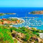 Blick auf Porto Cervo, italienischer Badeort im Norden Sardiniens, Italien. Zentrum der Costa Smeralda, Sardinien. Porto Cervo ist einer der teuersten Badeorte der Welt. Insel Sardinien, Italien