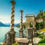 Mediterrane Blumen und Villa Monastero im Hintergrund, Comer See, Varenna