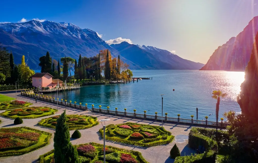 Schöner und farbenfroher Herbst in Riva del Garda,Panorama des wunderschönen Gardasees umgeben von Bergen im Herbst