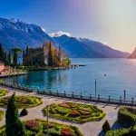 Schöner und farbenfroher Herbst in Riva del Garda,Panorama des wunderschönen Gardasees umgeben von Bergen im Herbst