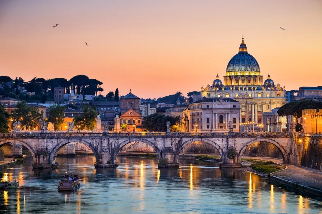 Nachtzicht van de Sint-Pietersbasiliek in Rome, Italië