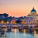 Nachtzicht van de Sint-Pietersbasiliek in Rome, Italië