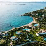 villen und hotels im paradies auf der insel sardinien italien. direkt an der bucht und mit einem bezaubernden weißen strand. perfekt zum schwimmen, tauchen. warmes licht scheint, klares wasser. drohnenaufnahme aus der luft.