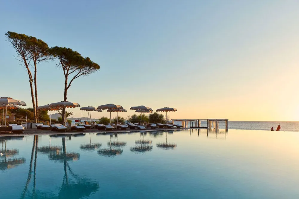 Sonnenterrasse mit Pool