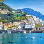 Panoramablick auf das schöne Amalfi auf den Hügeln, die zur Küste hinunterführen, Kampanien, Italien. Die Amalfiküste ist das beliebteste Reise- und Urlaubsziel in Europa.