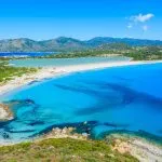 Blick auf den Strand der Lagune von Villasimius und das blaue Meer, Insel Sardinien