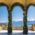 Landschappelijk balkon met uitzicht op het Comomeer in de beroemde Villa del Balbianello, in de gemeente Lenno. Lombardije, Italië.